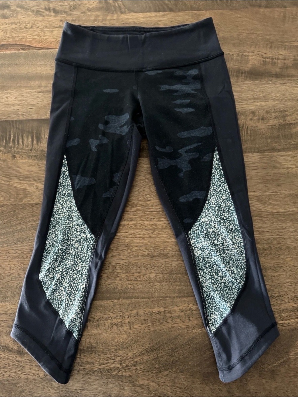 Lululemon women’s navy Active Capri Leggings with patterned Side Panels
